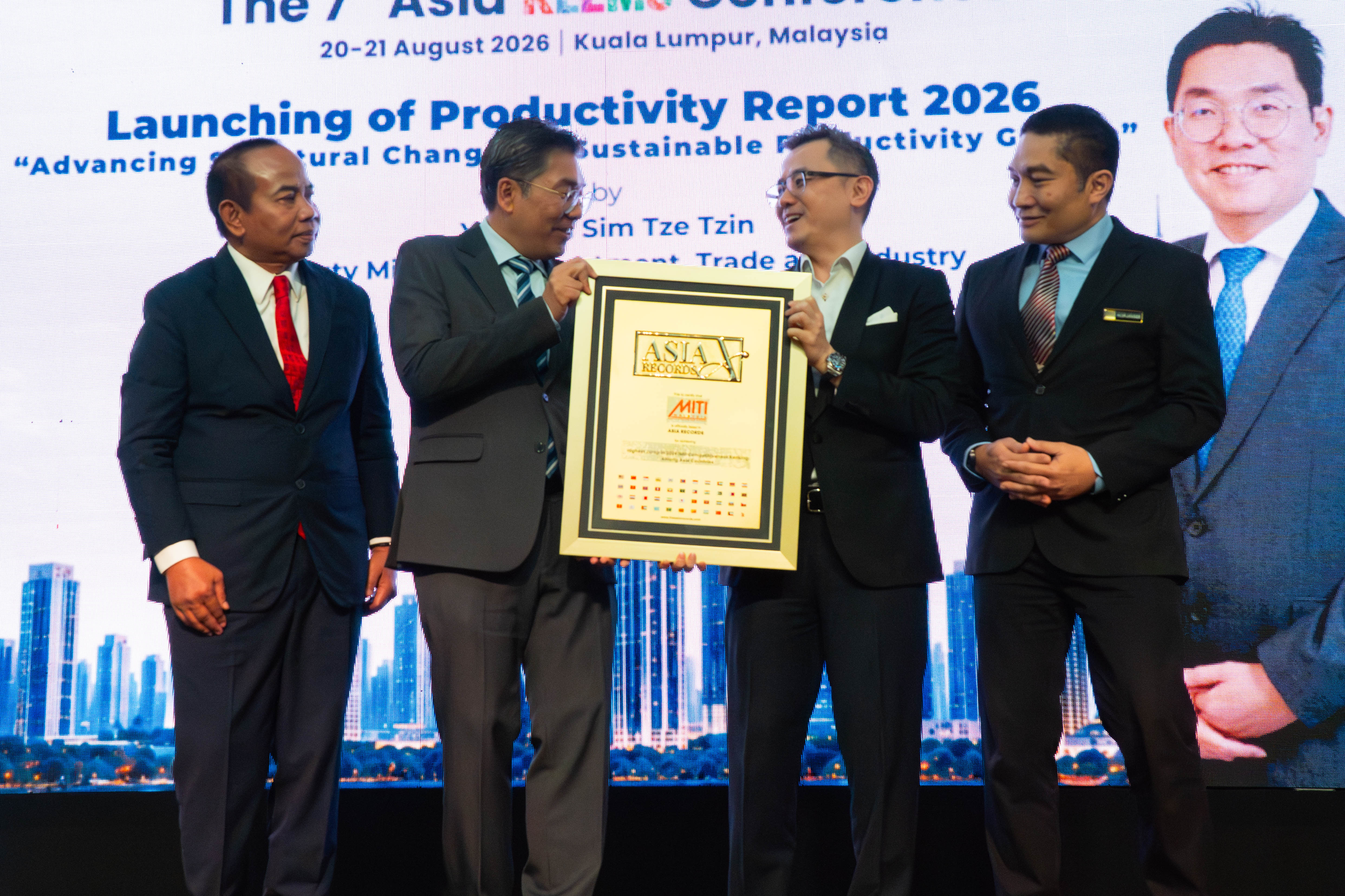 Asia Record Group Photo On stage with MITI and Dato KK Chua