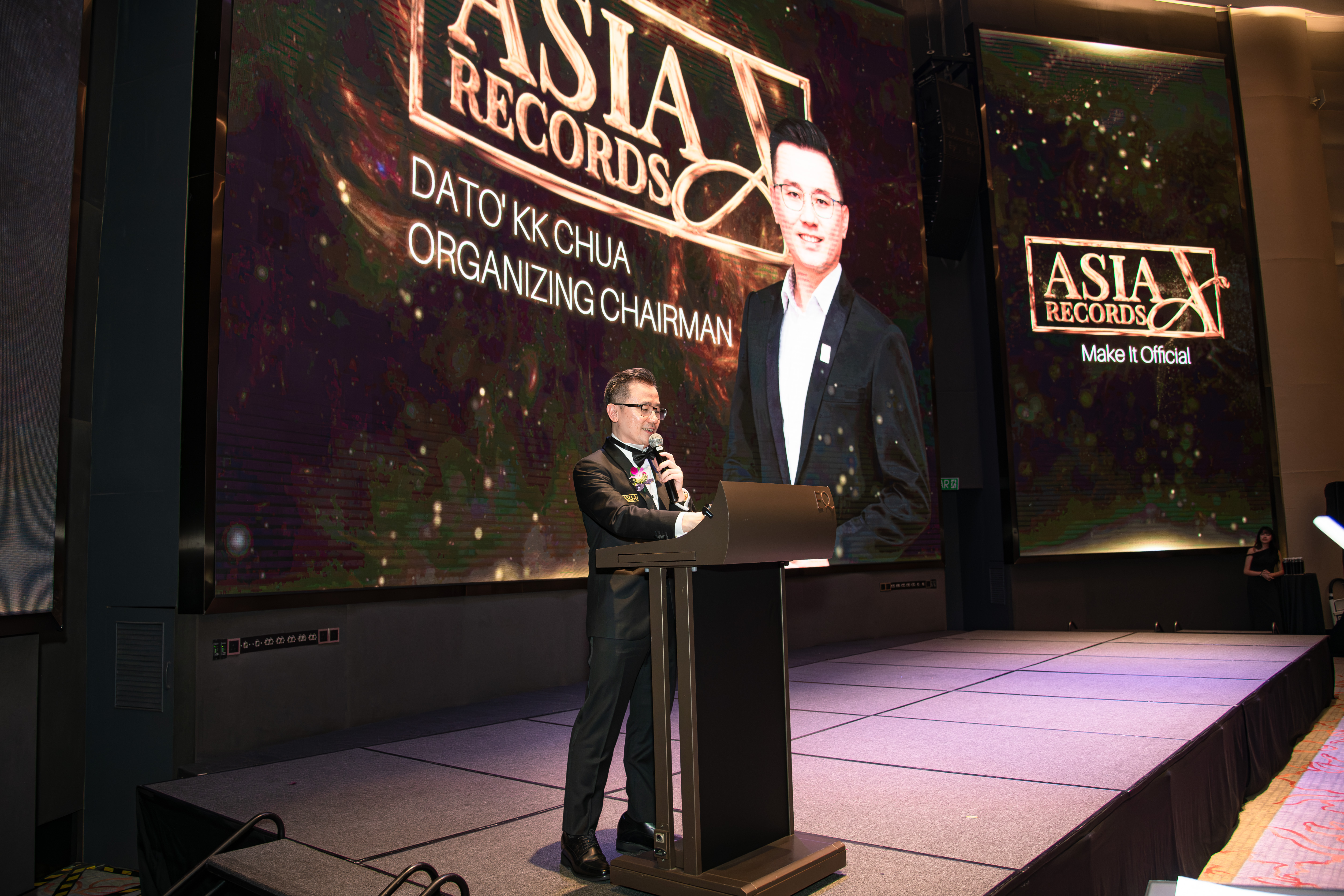 Record vs Award: What’s the Difference in Business Recognition?